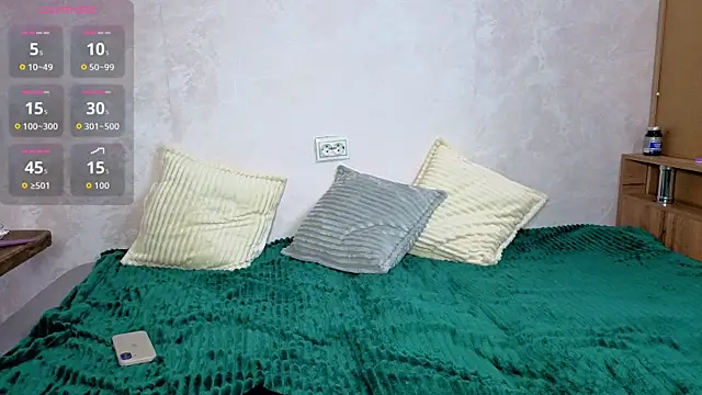 Snapshot of Emily0303 chatting on 10-28-25, 06:10 Emily0303 online show from 10-28-25, 06:10