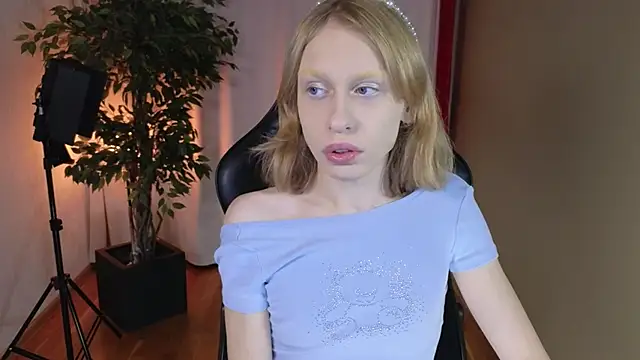 Snapshot of BarbieRichy chatting on 10-16-25, 06:36 BarbieRichy online show from 10-16-25, 06:36