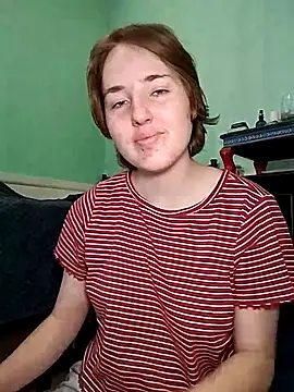 Snapshot of angelbliss10100 chatting on 10-24-25, 05:42 angelbliss10100 online show from 10-24-25, 05:42