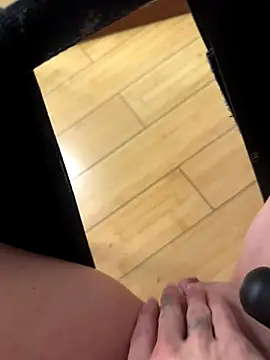 Snapshot of LittleCC1 chatting on 11-09-25, 05:22 LittleCC1 online show from 11-09-25, 05:22