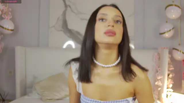 AdoraCortes online show from 10-18-25, 05:10