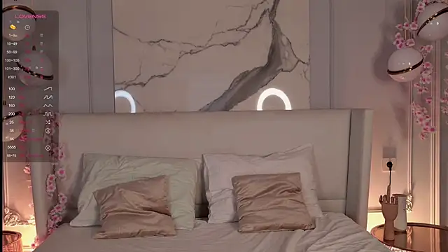 AdoraCortes online show from 11-14-25, 05:06