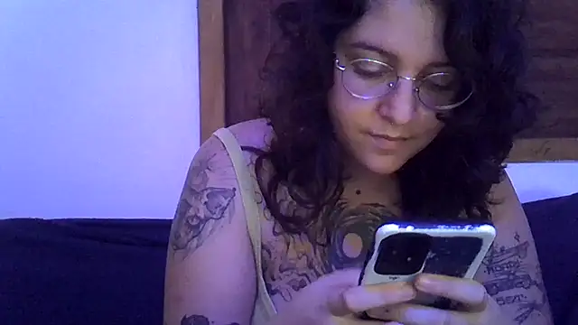 Blue Liz online show from 11-30-25, 01:15