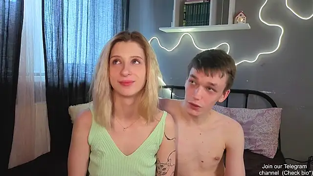 Snapshot of Lewis_and_Marta chatting on 10-20-25, 06:25 Lewis and Marta online show from 10-20-25, 06:25