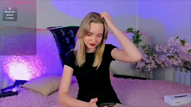 Snapshot of EllaBloom chatting on 10-22-25, 04:07 EllaBloom online show from 10-22-25, 04:07