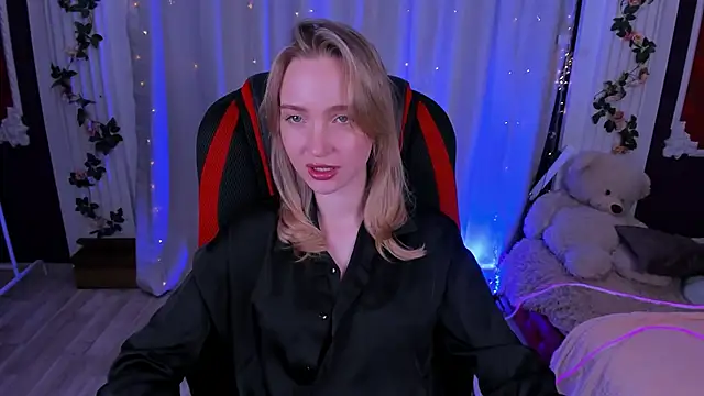 Snapshot of EllaBloom chatting on 11-19-25, 03:56 EllaBloom online show from 11-19-25, 03:56