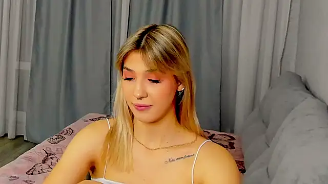 Snapshot of Bella_svon chatting on 10-05-25, 03:10 Bella svon online show from 10-05-25, 03:10