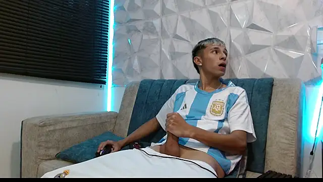 Snapshot of Isaac_tan chatting on 09-08-25, 11:04 Isaac tan online show from 09-08-25, 11:04