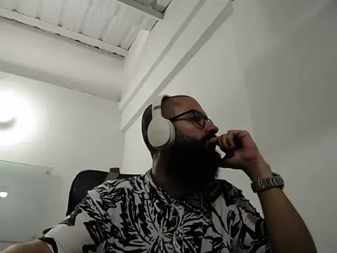 Snapshot of FranccoJ chatting on 11-04-25, 05:45 FranccoJ online show from 11-04-25, 05:45