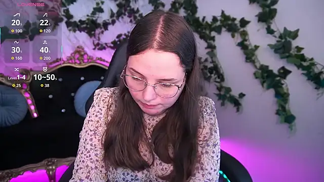 Snapshot of SophieDreamss chatting on 10-15-25, 01:44 SophieDreamss online show from 10-15-25, 01:44