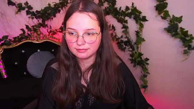 Snapshot of SophieDreamss chatting on 10-28-25, 02:42 SophieDreamss online show from 10-28-25, 02:42