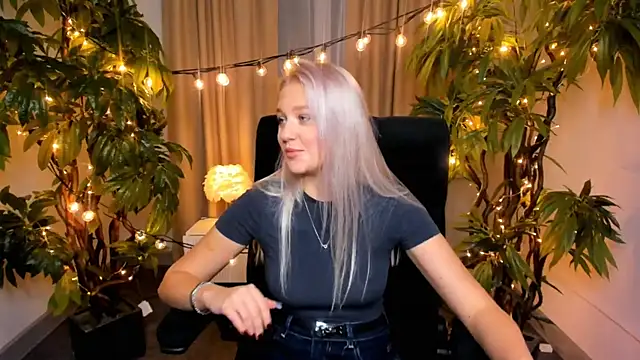 AnnieSwanson online show from 11-21-25, 01:21