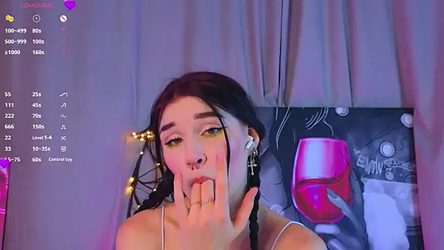 Snapshot of JenniferSullivan chatting on 11-16-25, 08:14 JenniferSullivan online show from 11-16-25, 08:14