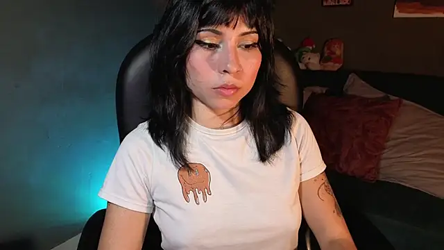 Snapshot of GaiaJoness chatting on 11-25-25, 08:20 GaiaJoness online show from 11-25-25, 08:20