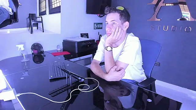 lara and danny online show from 09-28-25, 04:34