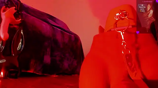 Violett Novoa online show from 10-31-25, 01:56