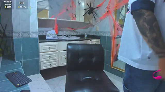 Snapshot of Thomas_moon chatting on 10-14-25, 12:17 Thomas moon online show from 10-14-25, 12:17