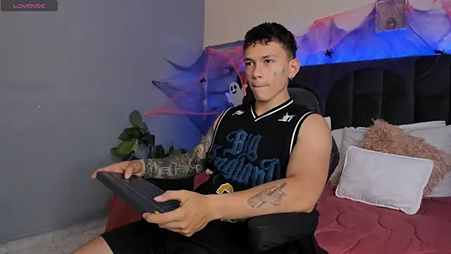 Snapshot of Thomas_moon chatting on 10-16-25, 12:50 Thomas moon online show from 10-16-25, 12:50