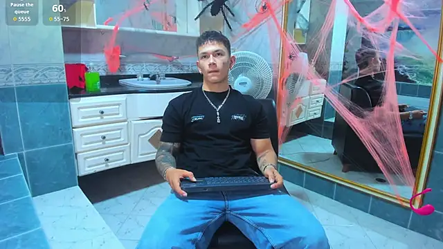 Snapshot of Thomas_moon chatting on 10-17-25, 11:02 Thomas moon online show from 10-17-25, 11:02