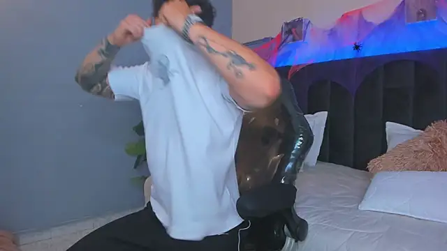 Snapshot of Thomas_moon chatting on 10-18-25, 12:28 Thomas moon online show from 10-18-25, 12:28