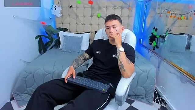 Snapshot of Thomas_moon chatting on 10-31-25, 12:17 Thomas moon online show from 10-31-25, 12:17