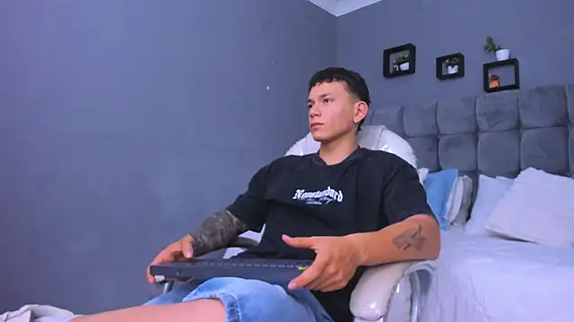 Snapshot of Thomas_moon chatting on 11-09-25, 11:52 Thomas moon online show from 11-09-25, 11:52