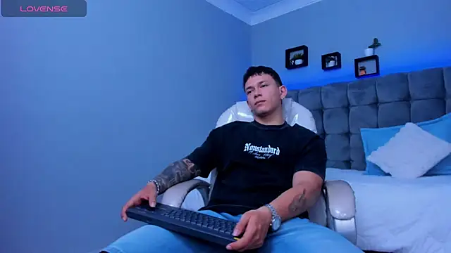 Snapshot of Thomas_moon chatting on 11-27-25, 12:07 Thomas moon online show from 11-27-25, 12:07