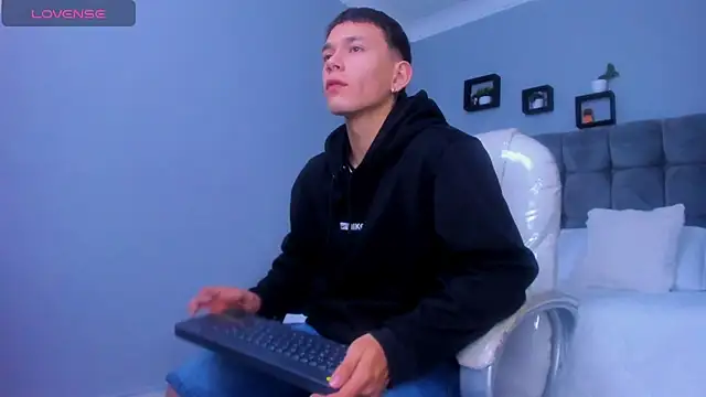 Snapshot of Thomas_moon chatting on 12-03-25, 12:36 Thomas moon online show from 12-03-25, 12:36