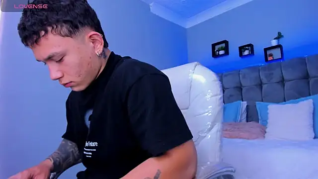 Snapshot of Thomas_moon chatting on 12-04-25, 01:31 Thomas moon online show from 12-04-25, 01:31