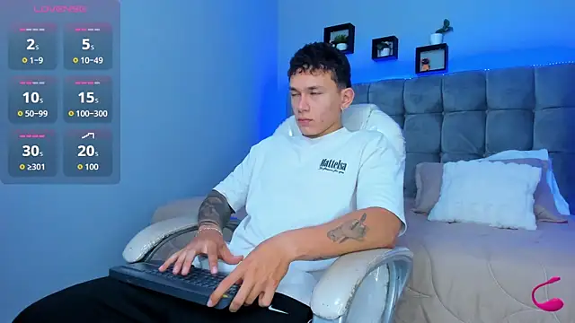 Snapshot of Thomas_moon chatting on 12-15-25, 12:31 Thomas moon online show from 12-15-25, 12:31