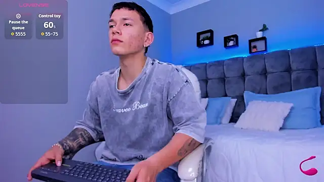 Snapshot of Thomas_moon chatting on 01-07-26, 12:51 Thomas moon online show from 01-07-26, 12:51