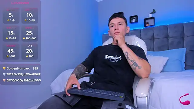 Snapshot of Thomas_moon chatting on 01-08-26, 01:02 Thomas moon online show from 01-08-26, 01:02