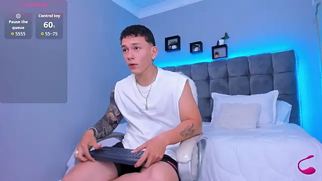 Snapshot of Thomas_moon chatting on 01-12-26, 08:25 Thomas moon online show from 01-12-26, 08:25