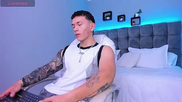 Snapshot of Thomas_moon chatting on 01-14-26, 12:44 Thomas moon online show from 01-14-26, 12:44