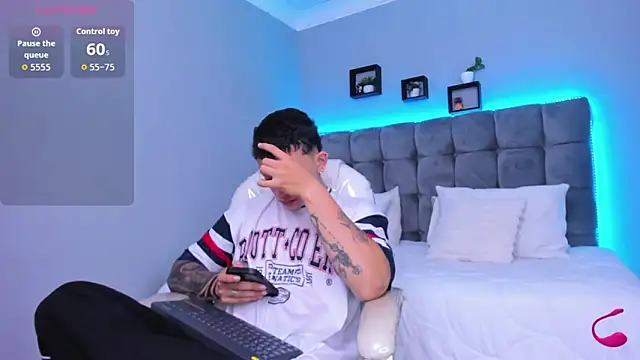 Snapshot of Thomas_moon chatting on 01-15-26, 12:54 Thomas moon online show from 01-15-26, 12:54