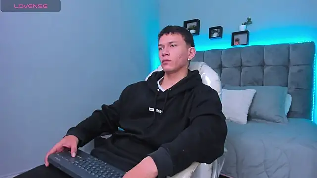 Snapshot of Thomas_moon chatting on 02-04-26, 12:22 Thomas moon online show from 02-04-26, 12:22