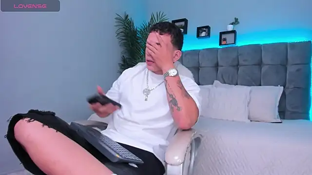 Snapshot of Thomas_moon chatting on 02-11-26, 12:32 Thomas moon online show from 02-11-26, 12:32