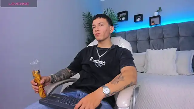 Snapshot of Thomas_moon chatting on 02-12-26, 01:39 Thomas moon online show from 02-12-26, 01:39