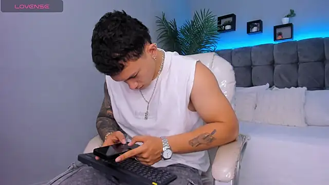 Snapshot of Thomas_moon chatting on 02-14-26, 12:57 Thomas moon online show from 02-14-26, 12:57