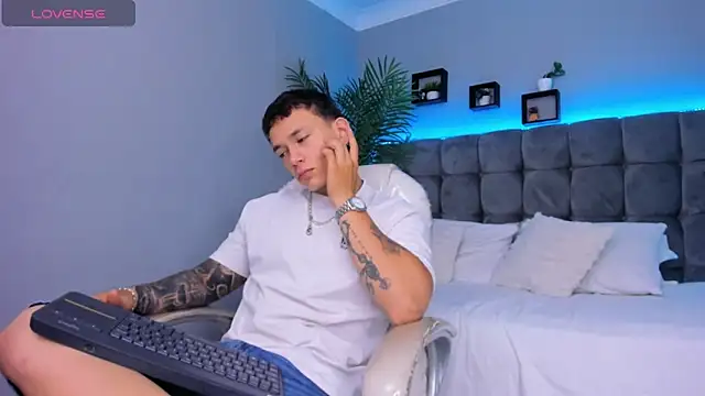 Snapshot of Thomas_moon chatting on 02-16-26, 01:07 Thomas moon online show from 02-16-26, 01:07