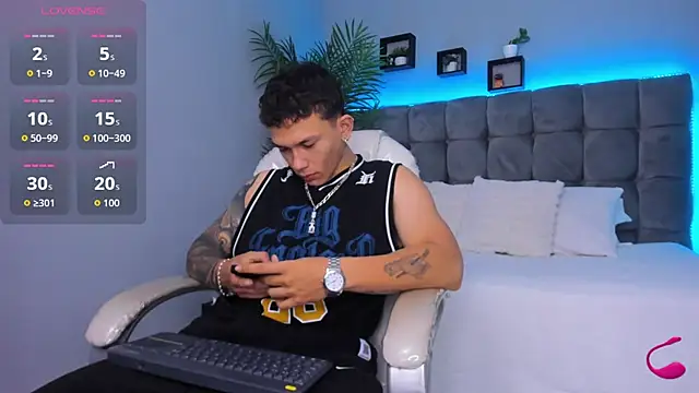 Snapshot of Thomas_moon chatting on 02-17-26, 12:12 Thomas moon online show from 02-17-26, 12:12