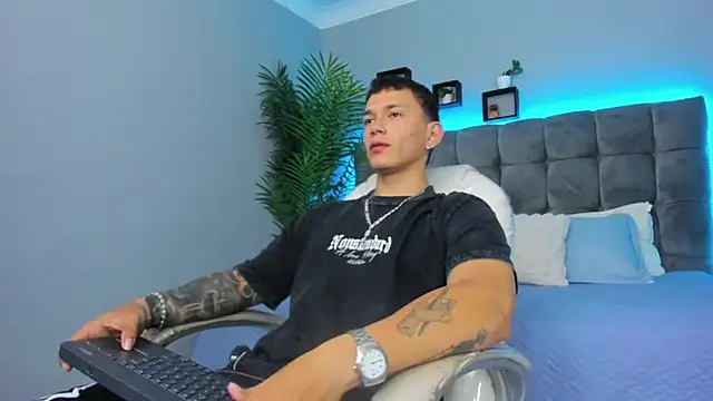 Snapshot of Thomas_moon chatting on 02-27-26, 01:44 Thomas moon online show from 02-27-26, 01:44