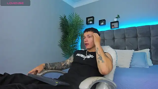 Snapshot of Thomas_moon chatting on 02-28-26, 01:23 Thomas moon online show from 02-28-26, 01:23