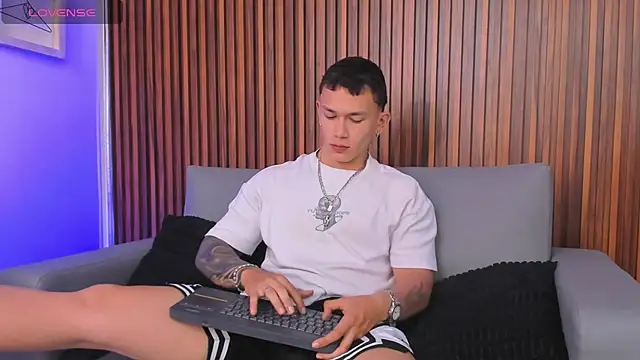 Snapshot of Thomas_moon chatting on 03-01-26, 02:19 Thomas moon online show from 03-01-26, 02:19