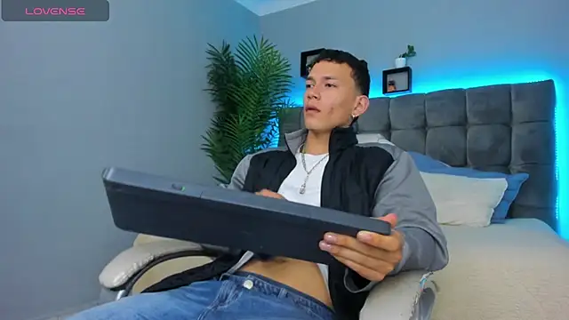 Snapshot of Thomas_moon chatting on 03-02-26, 01:18 Thomas moon online show from 03-02-26, 01:18