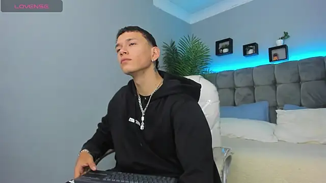 Snapshot of Thomas_moon chatting on 03-03-26, 01:17 Thomas moon online show from 03-03-26, 01:17