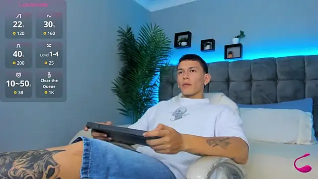 Snapshot of Thomas_moon chatting on 03-06-26, 01:29 Thomas moon online show from 03-06-26, 01:29