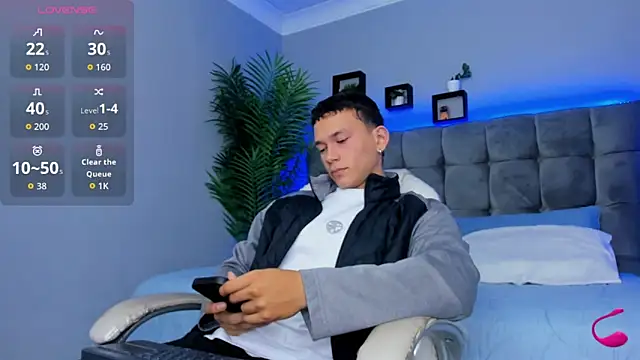 Snapshot of Thomas_moon chatting on 03-24-26, 12:32 Thomas moon online show from 03-24-26, 12:32