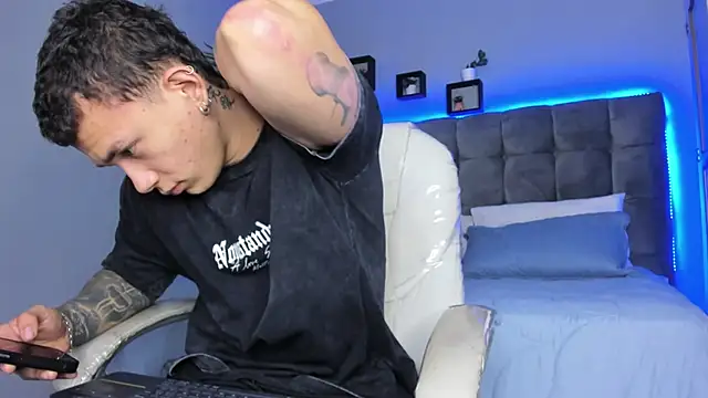 Snapshot of Thomas_moon chatting on 03-26-26, 12:44 Thomas moon online show from 03-26-26, 12:44