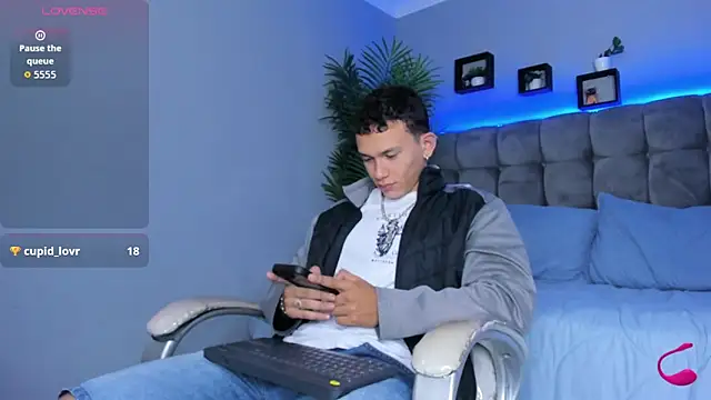 Snapshot of Thomas_moon chatting on 03-27-26, 02:06 Thomas moon online show from 03-27-26, 02:06